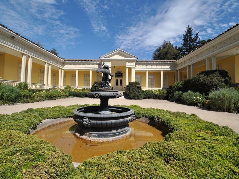 A casa histórica da Viña Concha y Toro, em Pirque, com fonte no jardim
