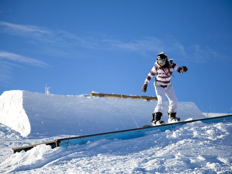 Snowboarder no parque de neve de El Colorado