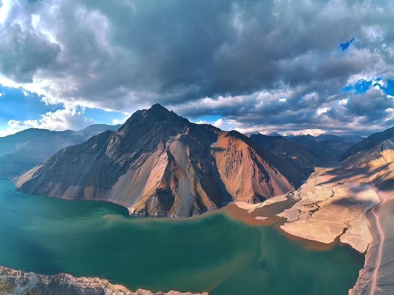 Vista do alto do Embalse el Yeso entre as montanhas
