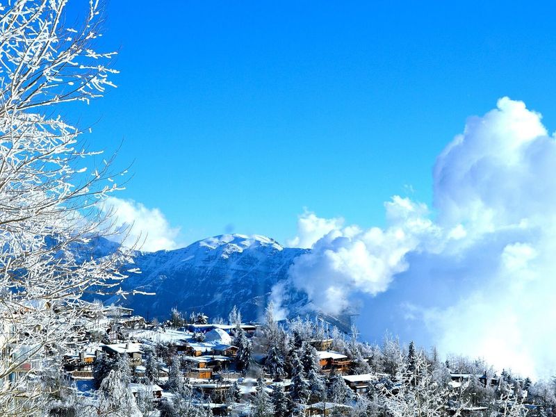 A vila de Farellones coberta de neve, com a cordilheira ao fundo