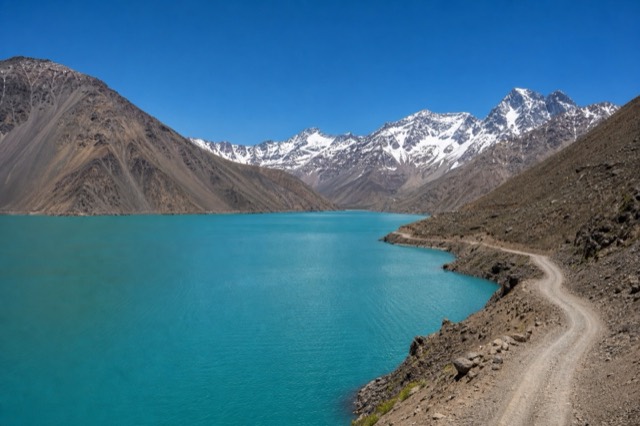 Embalse el Yeso, paisagem de verão na cordilheira dos Andes