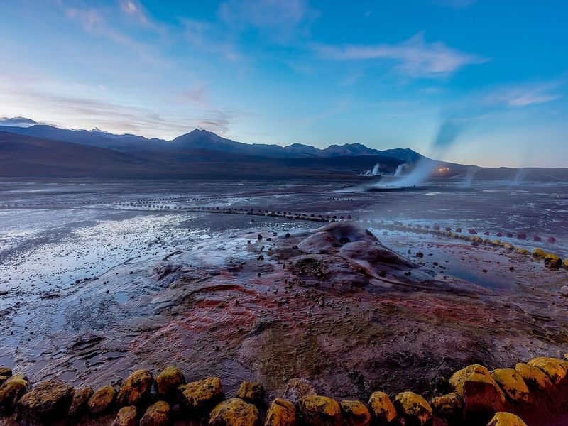 O campo de gêiseres do Tatio ao amanhecer