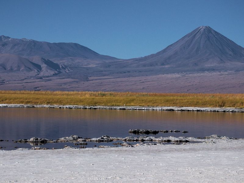 A Laguna Cejar com o vulcão Licancabur ao fundo