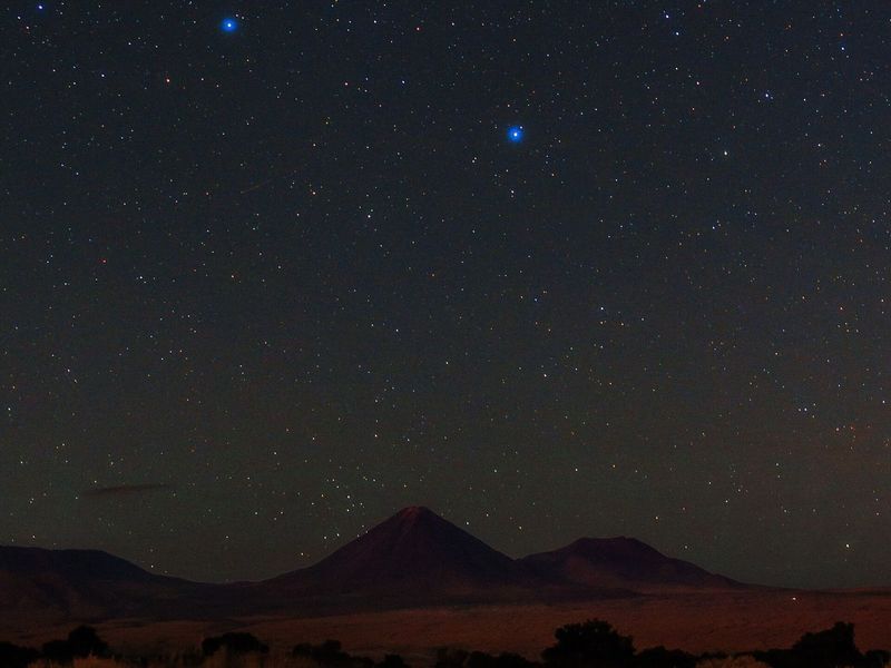 Céu estrelado sobre o vulcão Licancabur, perto de San Pedro de Atacama
