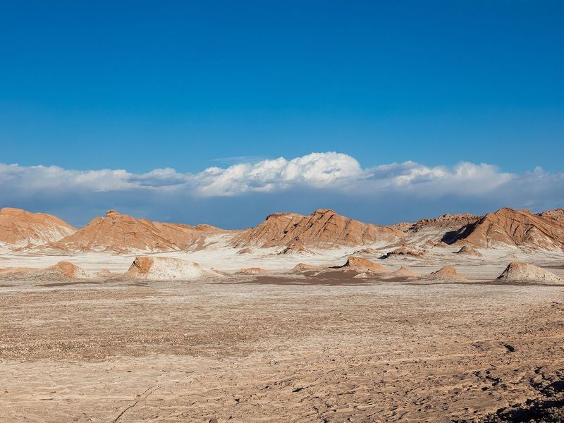 O Valle de la Luna com as formações de sal e o céu azul