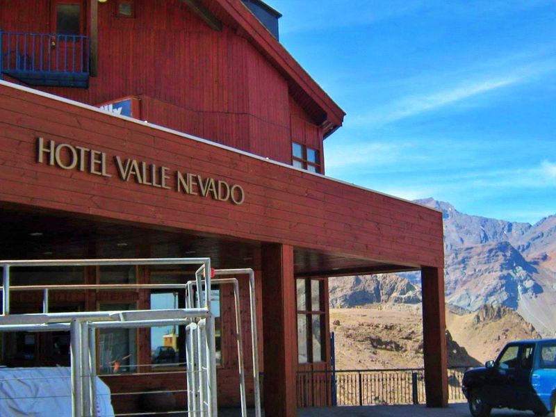 A entrada do Hotel Valle Nevado num dia de verão, com as montanhas sem neve