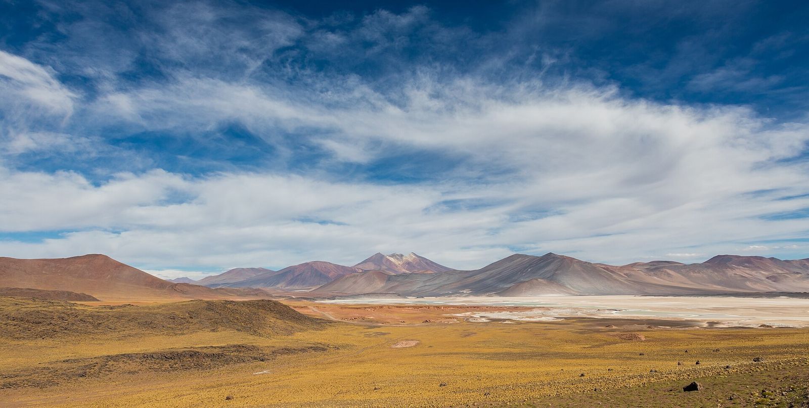 O Salar de Águas Calientes e as montanhas do altiplano