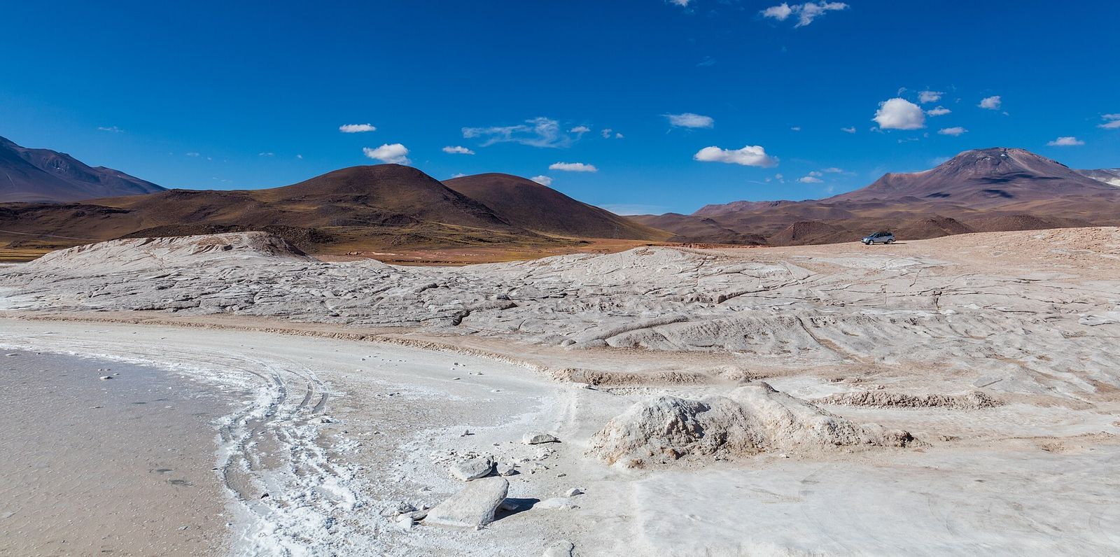 As margens brancas de sal do Salar de Águas Calientes