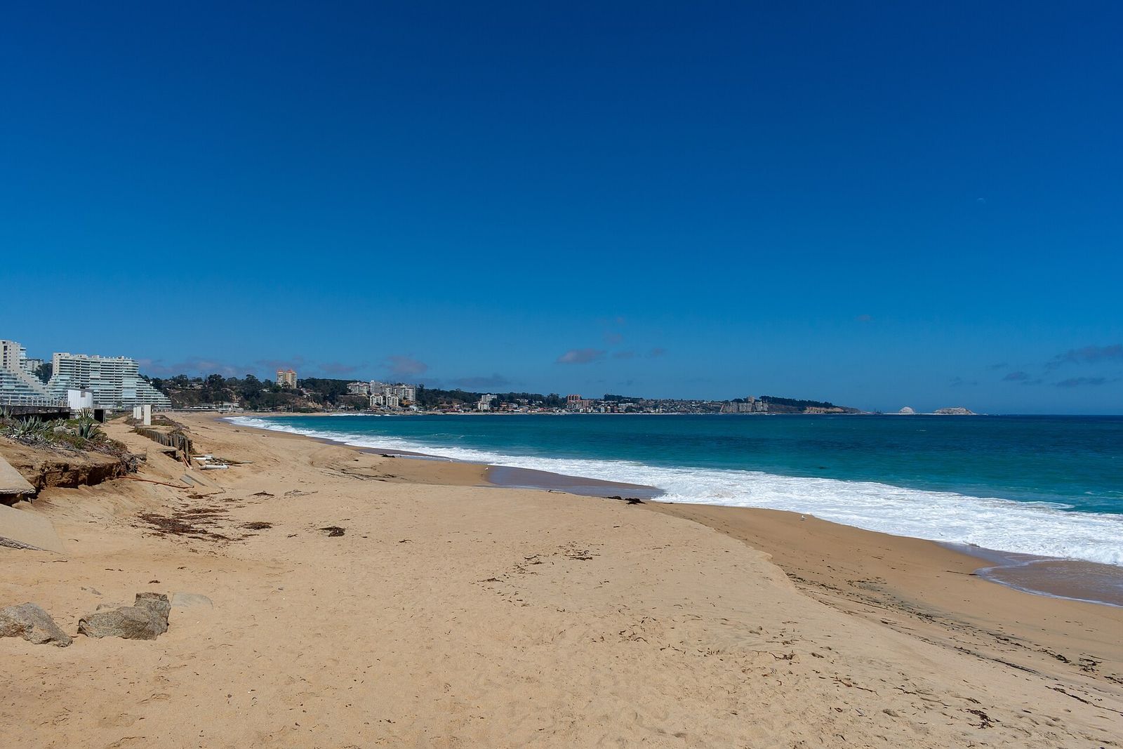 A praia de Algarrobo Norte, com o mar azul