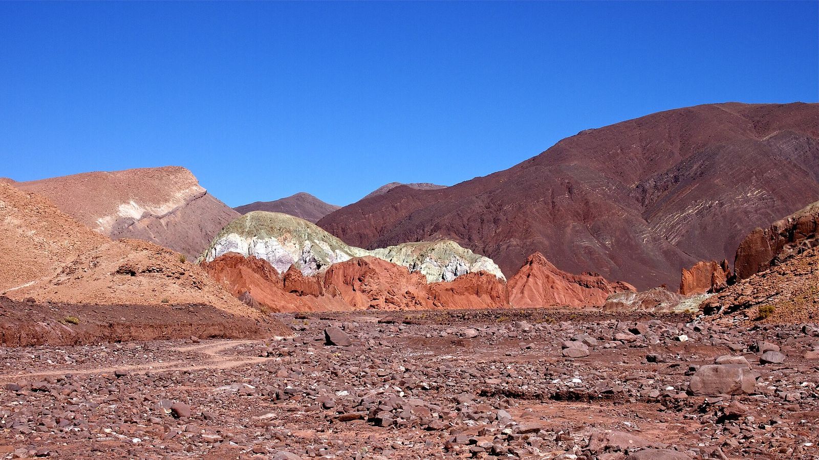 Encostas vermelhas e verdes do Valle del Arcoíris
