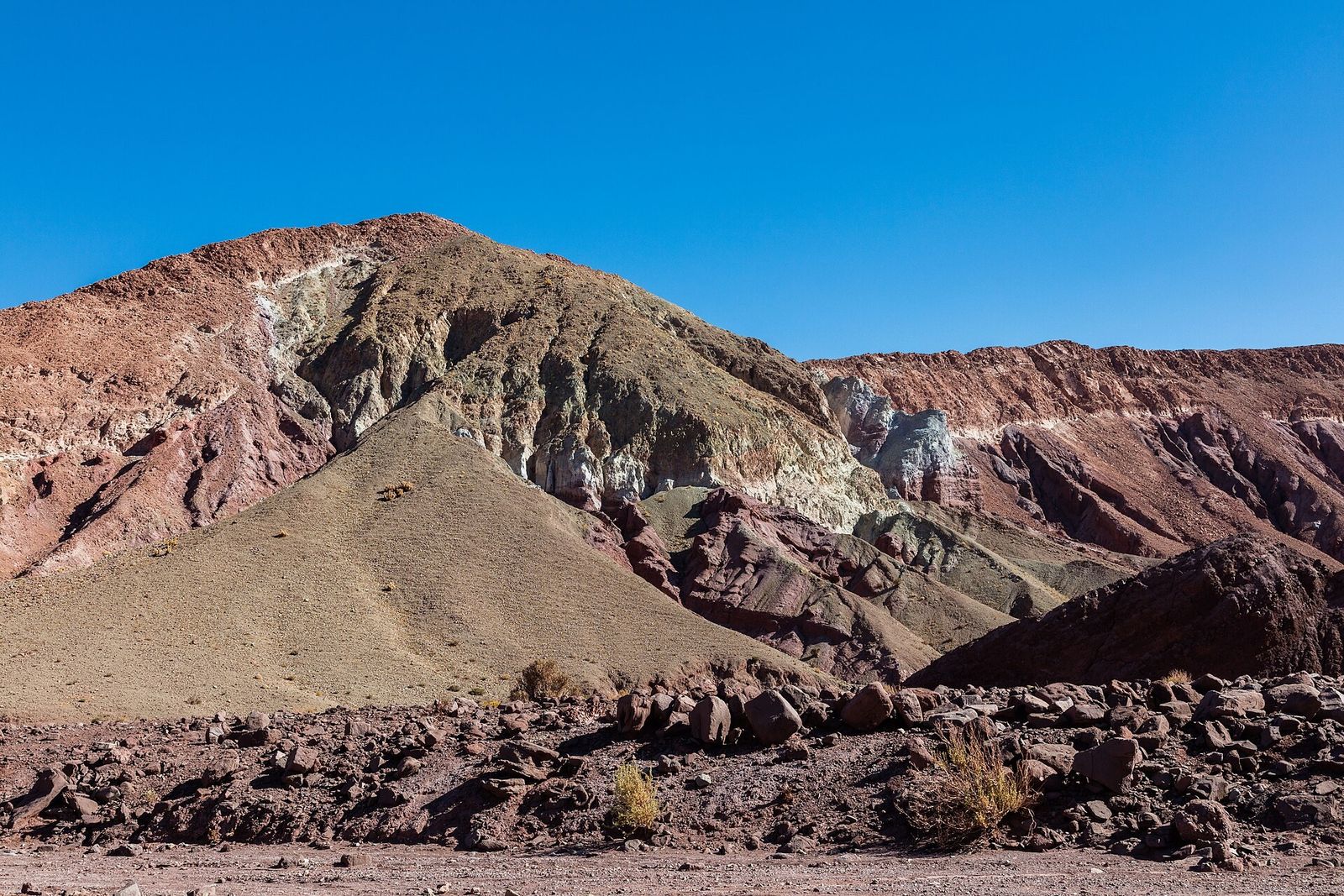 Montanha listrada de cores no Valle del Arcoíris, perto do Rio Grande