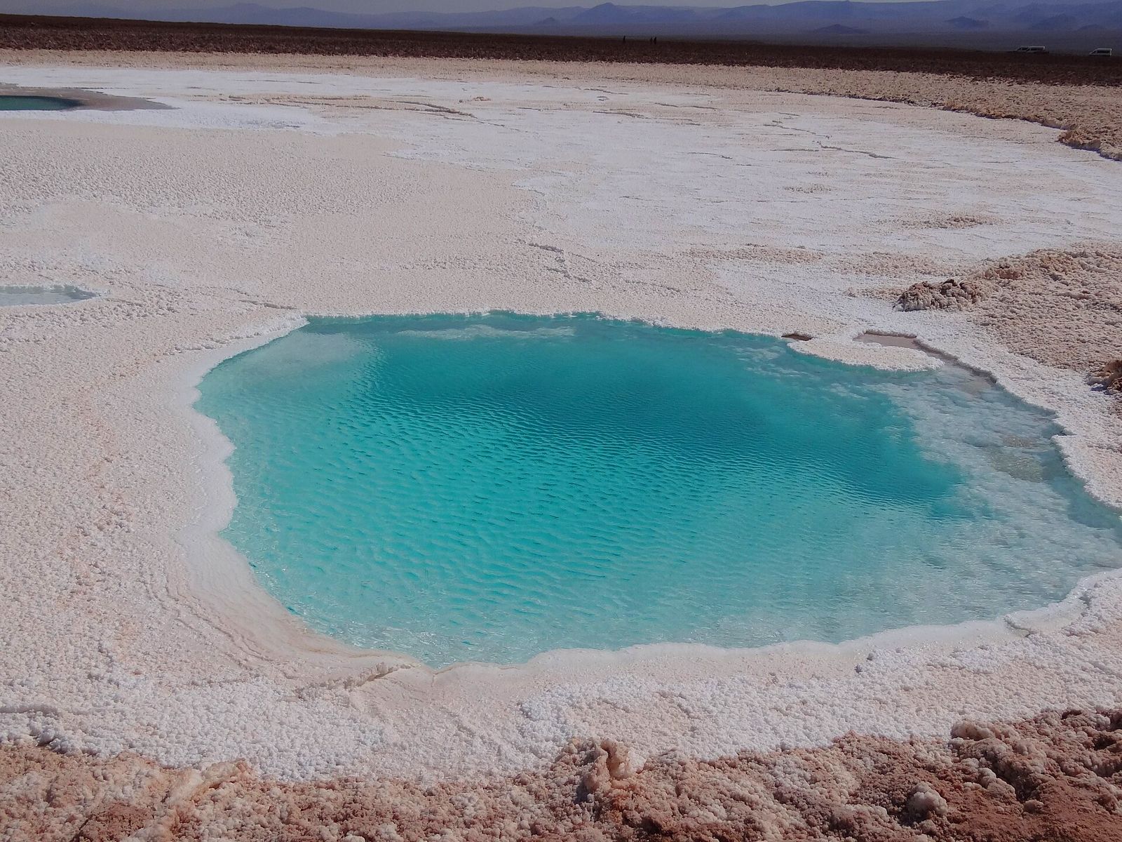 Uma das Lagunas Escondidas de Baltinache, azul-turquesa no meio do sal