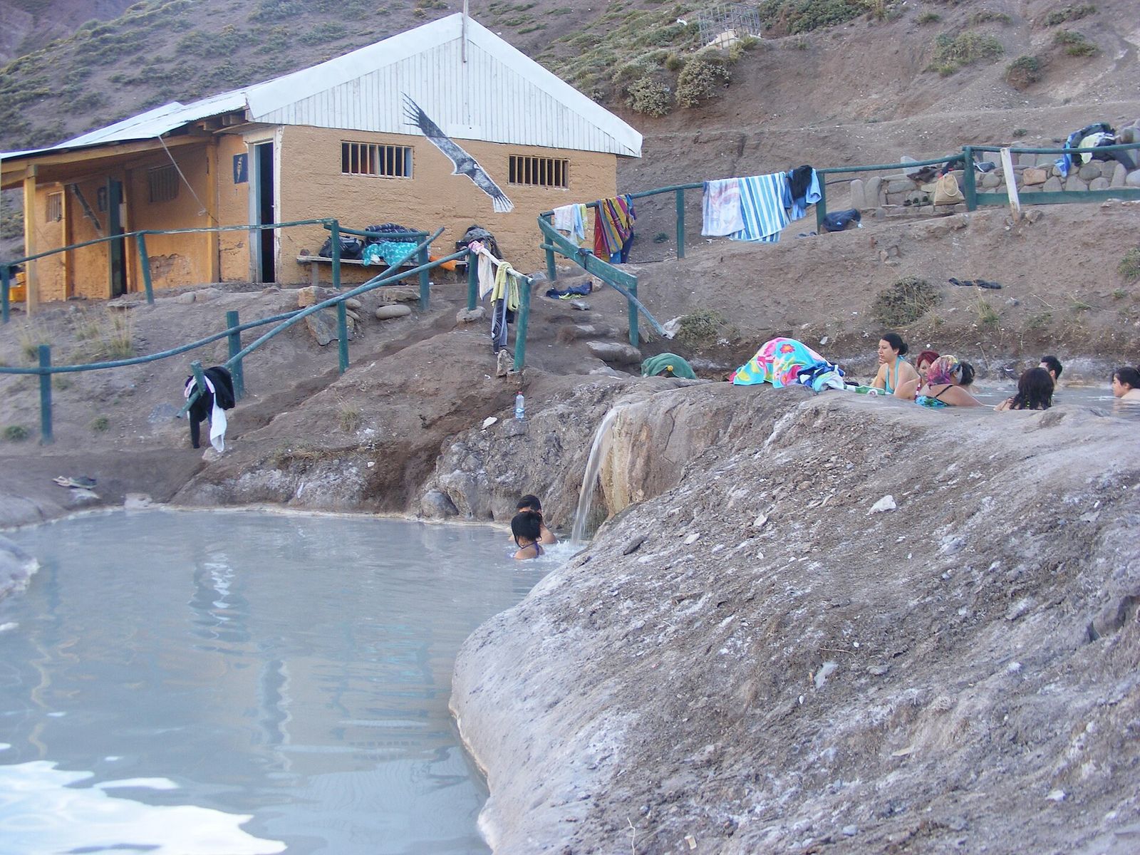 As piscinas de água termal da Colina encaixadas na montanha