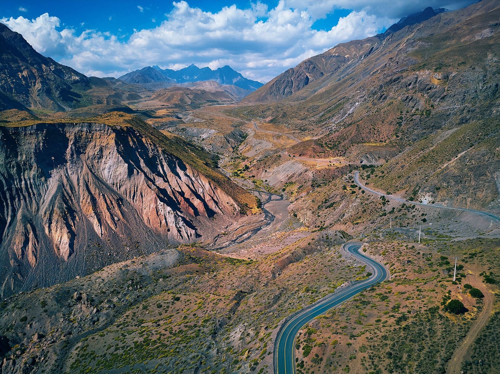 A estrada sinuosa entre as montanhas do Cajón del Maipo