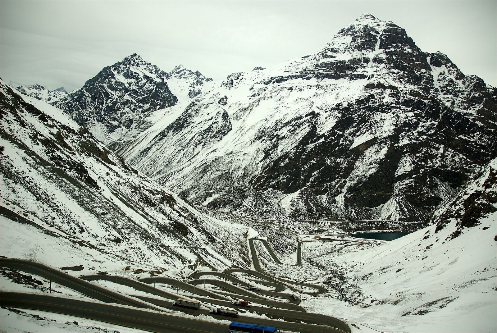 As curvas da estrada Los Caracoles subindo a montanha nevada