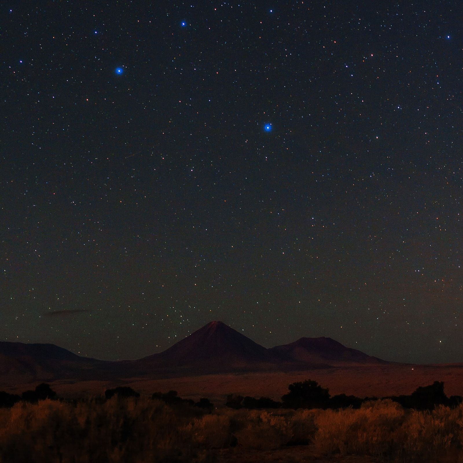Céu estrelado sobre o vulcão Licancabur, perto de San Pedro de Atacama