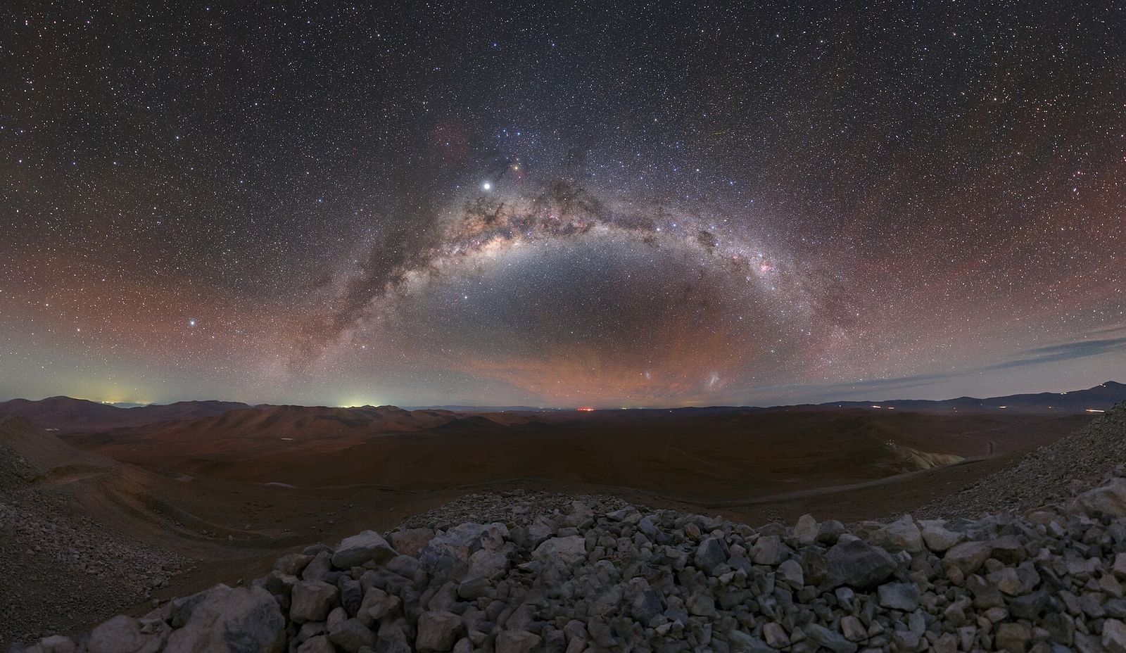 A Via Láctea sobre as montanhas do Chile, no céu do hemisfério sul