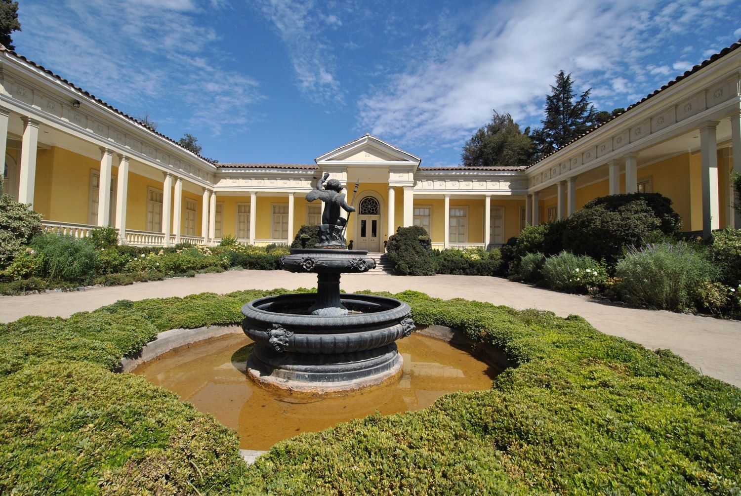 A casa histórica da Viña Concha y Toro, em Pirque, com fonte no jardim