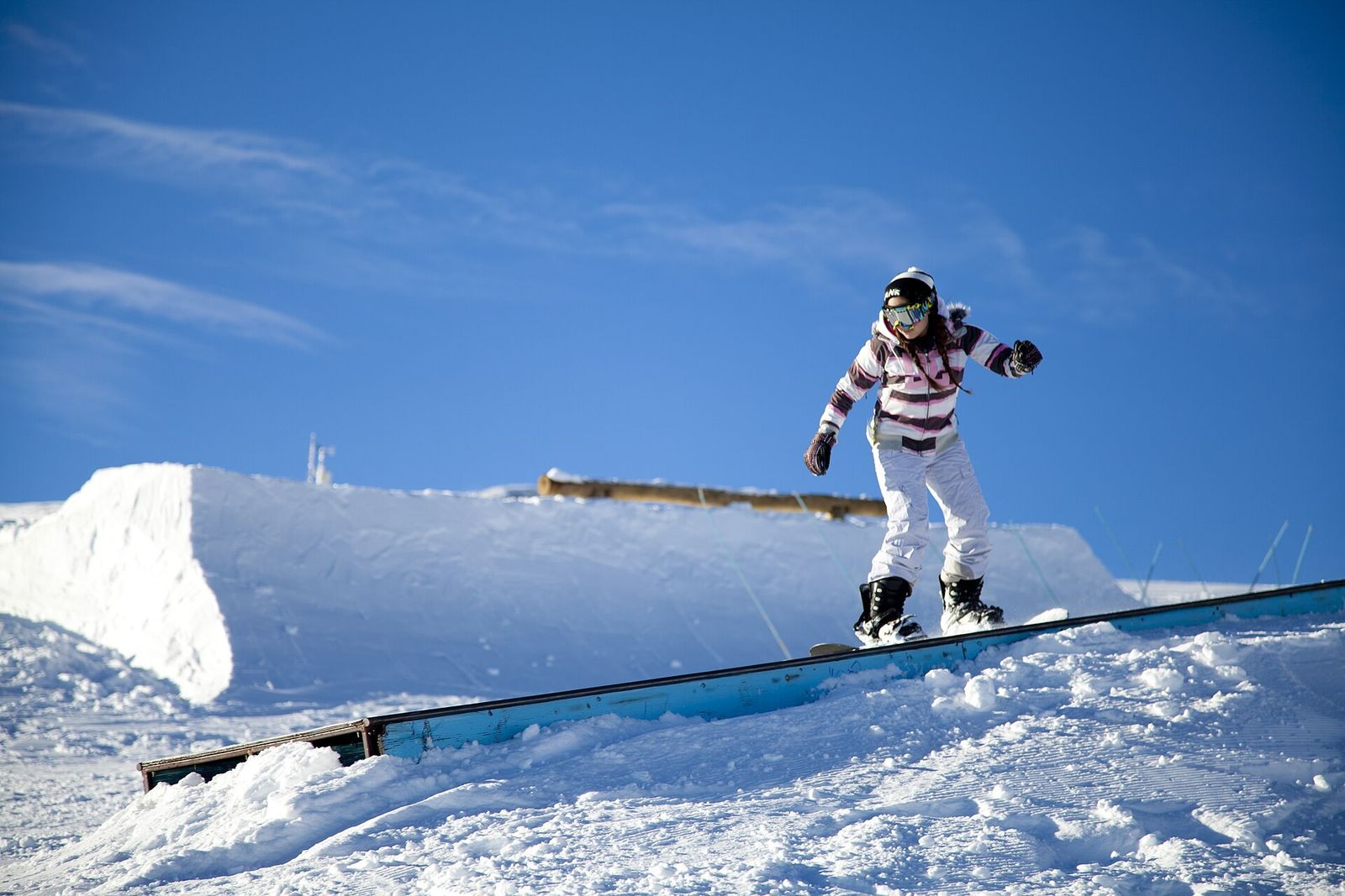 Snowboarder no parque de neve de El Colorado