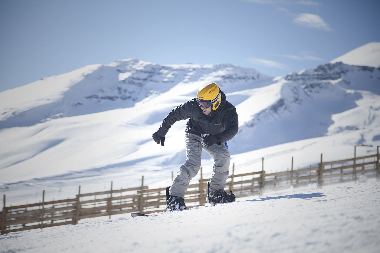 Snowboarder nas pistas de El Colorado num dia de céu azul