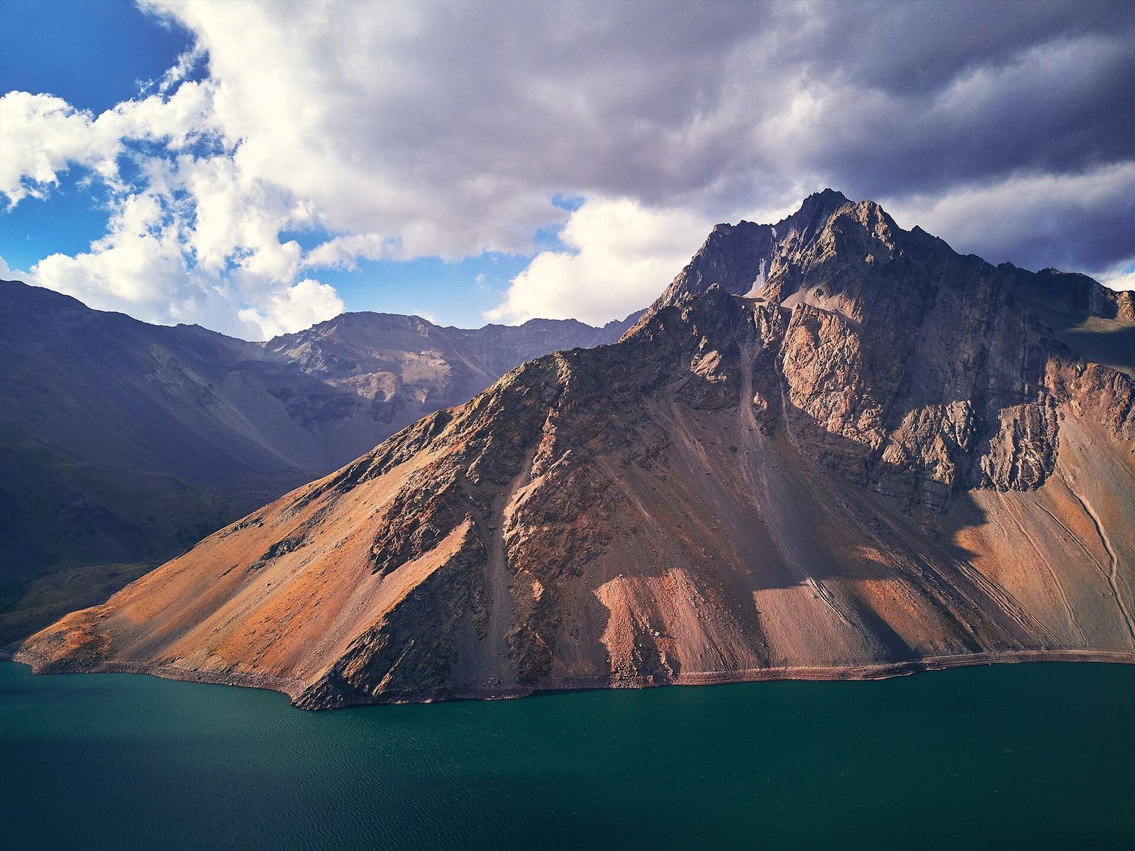 O Embalse el Yeso, com a água verde-azulada aos pés da montanha
