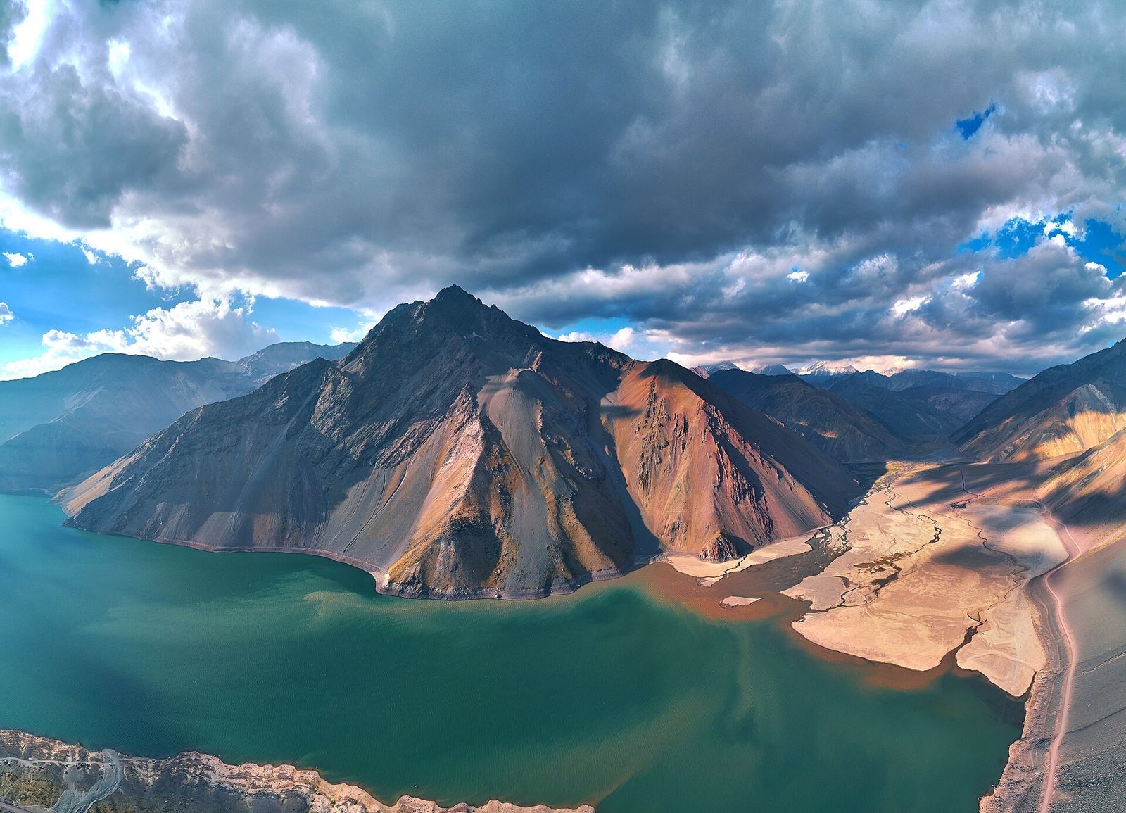 Vista do alto do Embalse el Yeso entre as montanhas