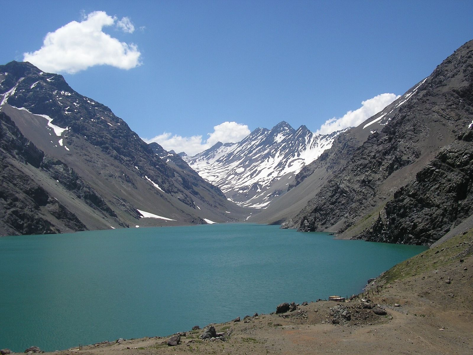 A Laguna del Inca, verde-azulada, entre as montanhas de Portillo