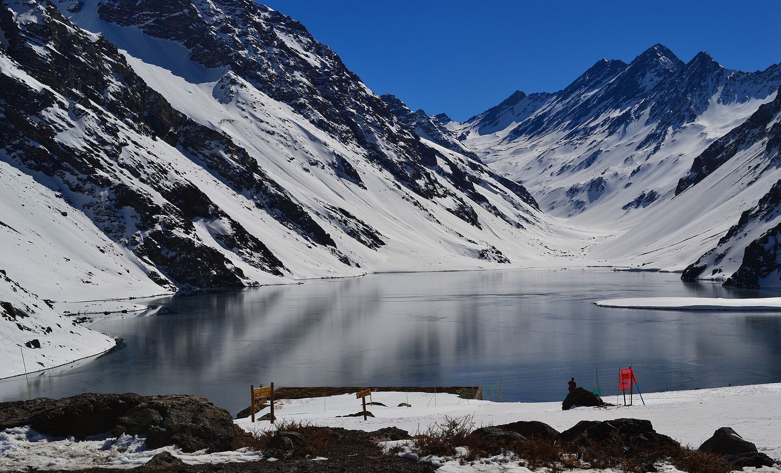 A Laguna del Inca no inverno, com neve nas margens