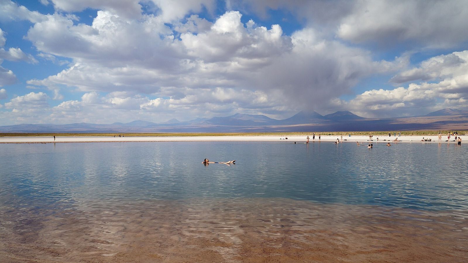 Pessoas flutuando na Laguna Piedra