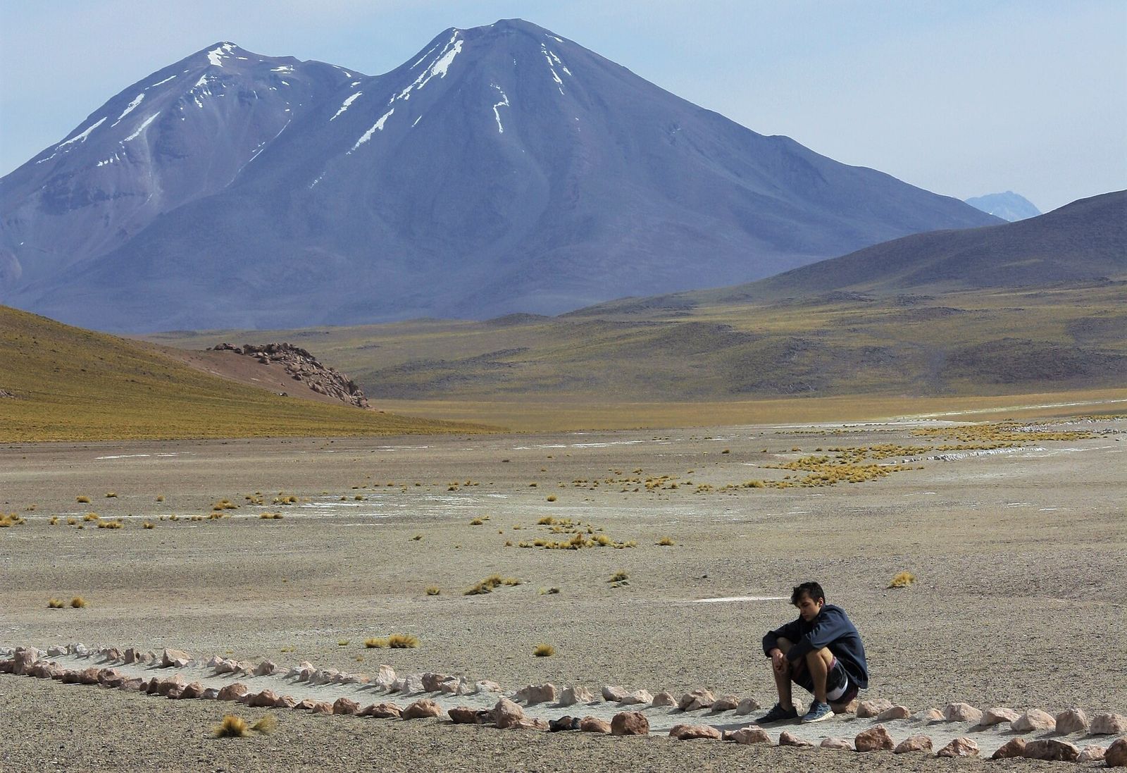 Uma das lagunas altiplânicas do Atacama, com vulcões nevados ao fundo