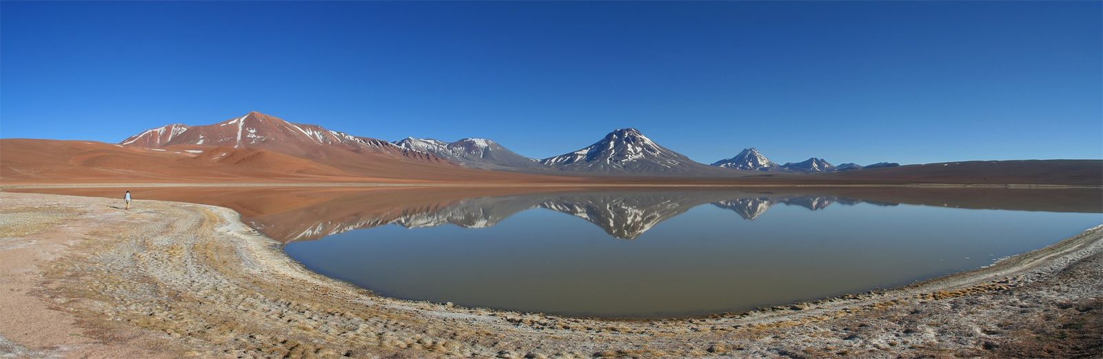 A Laguna Lejía refletindo os vulcões