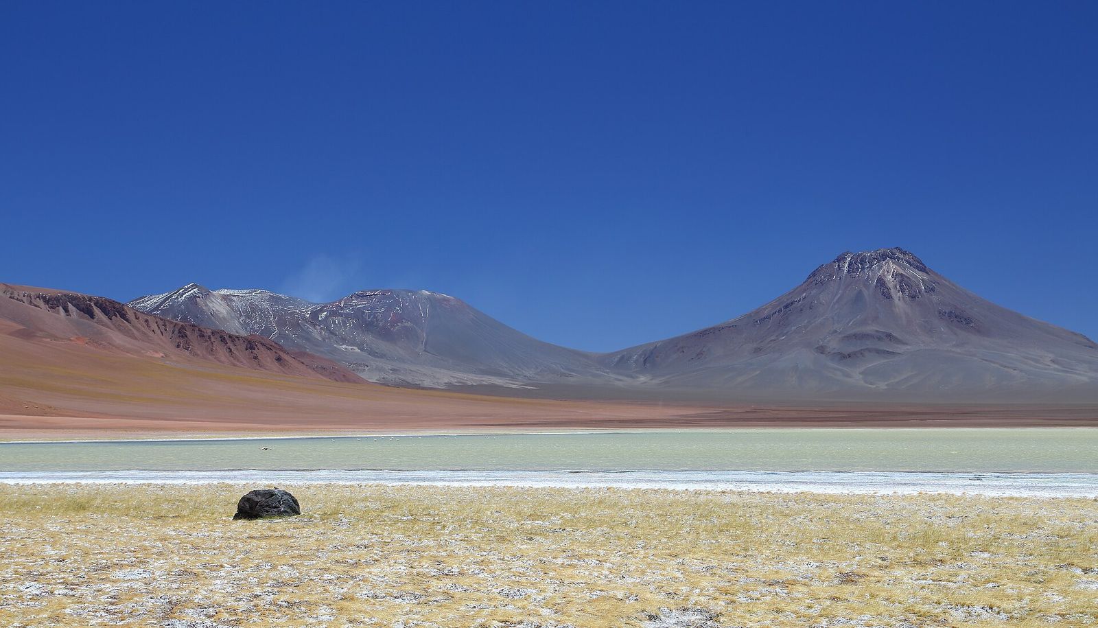 Os vulcões Lascar e Aguas Calientes vistos da Laguna Lejía