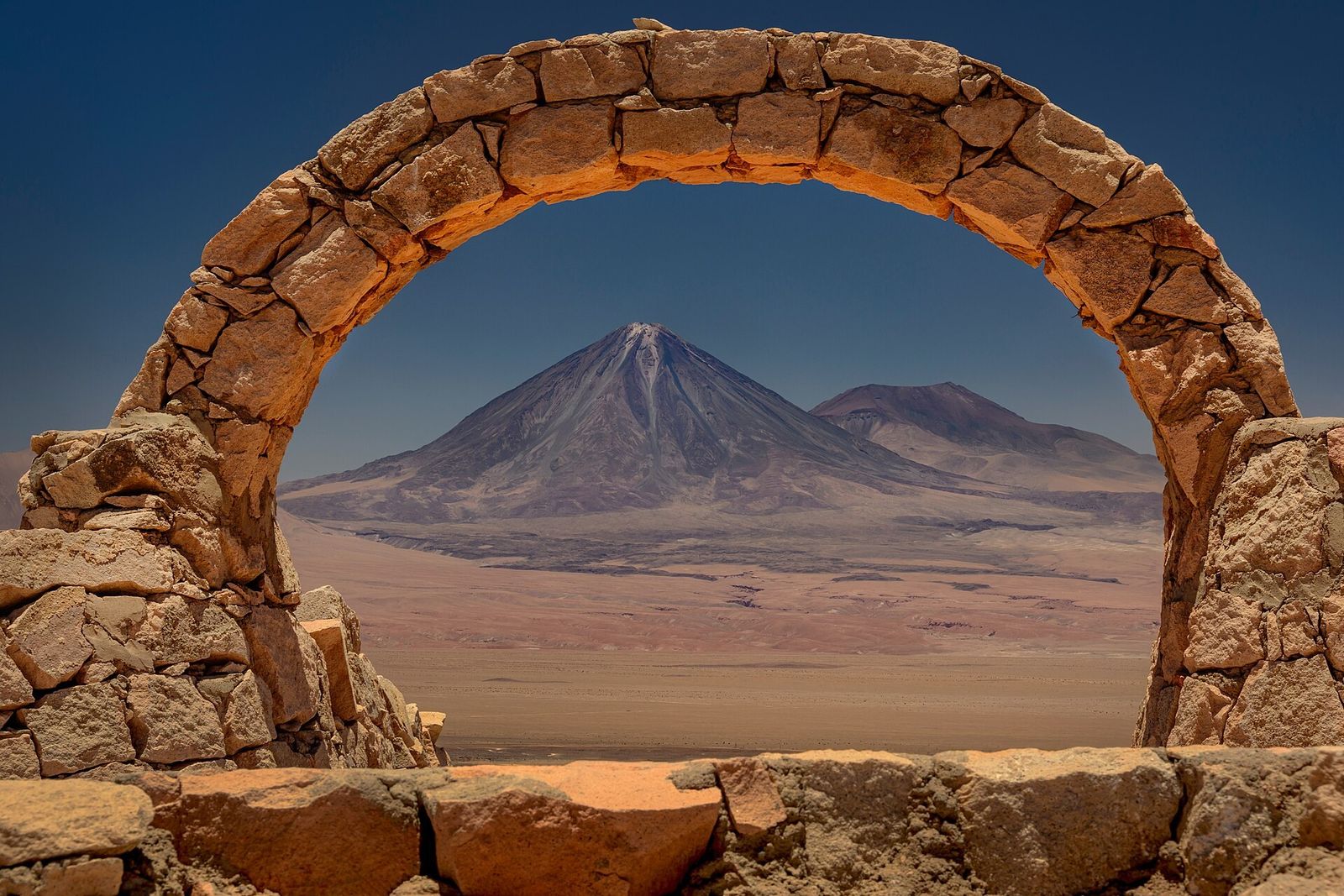 O vulcão Licancabur emoldurado pelo arco do Pukará de Quitor