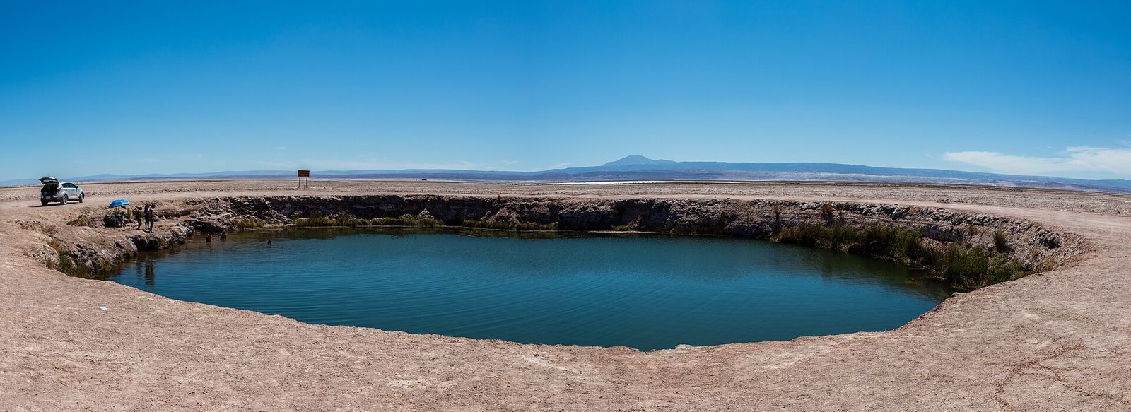Os Ojos del Salar, poços de água no meio do salar