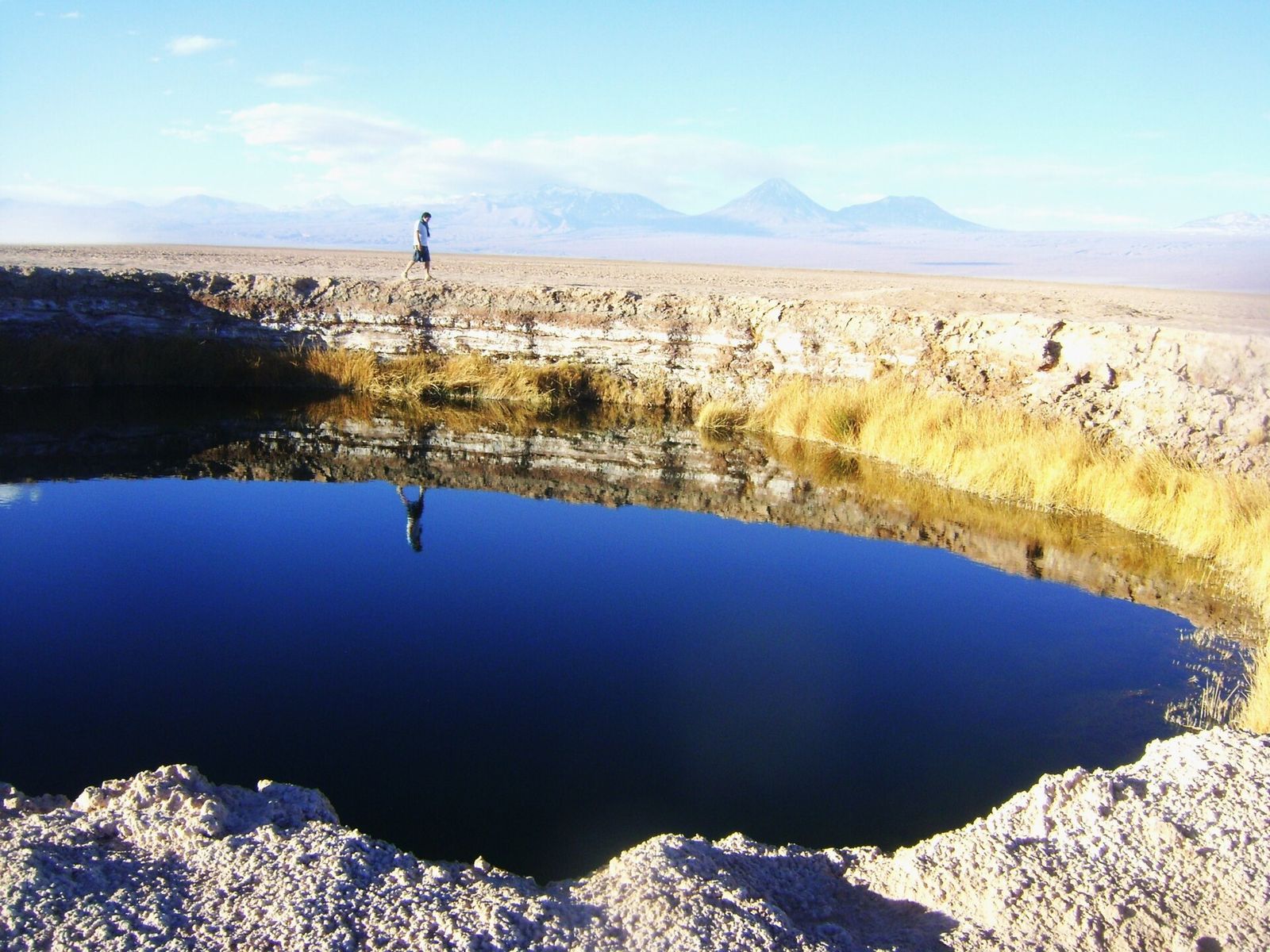 Um dos Ojos del Salar refletindo o céu