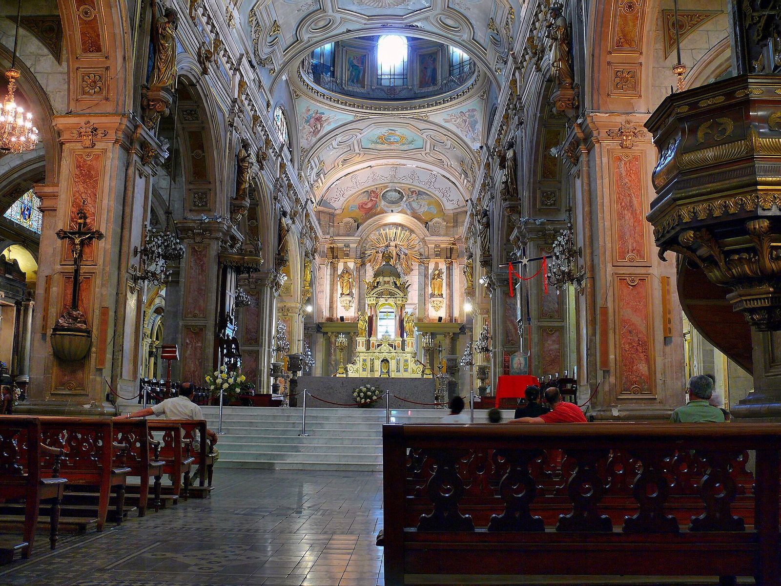 O interior da Catedral Metropolitana de Santiago