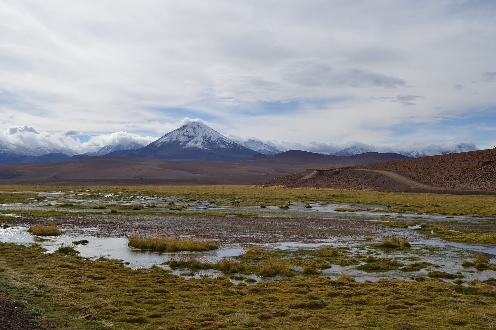 O Vado Putana com montanhas nevadas ao fundo