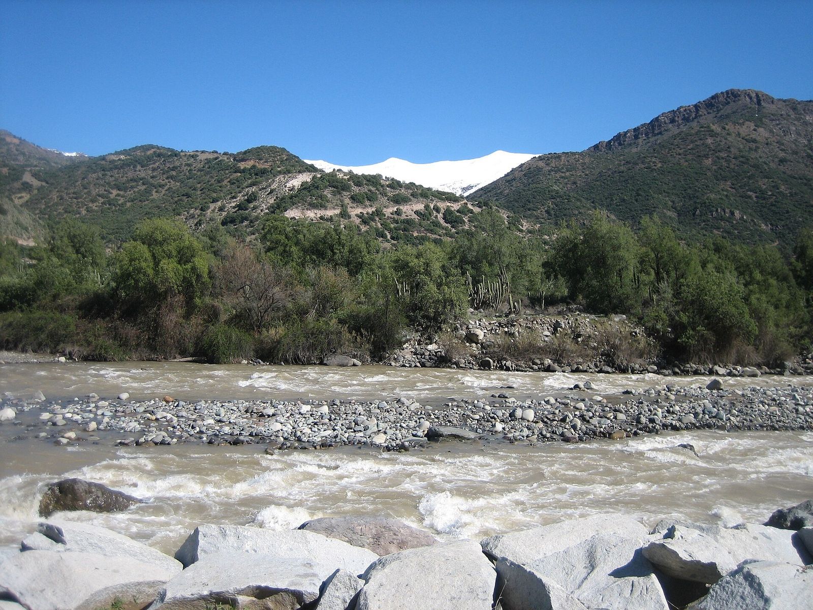 O rio e as montanhas no caminho de San José de Maipo