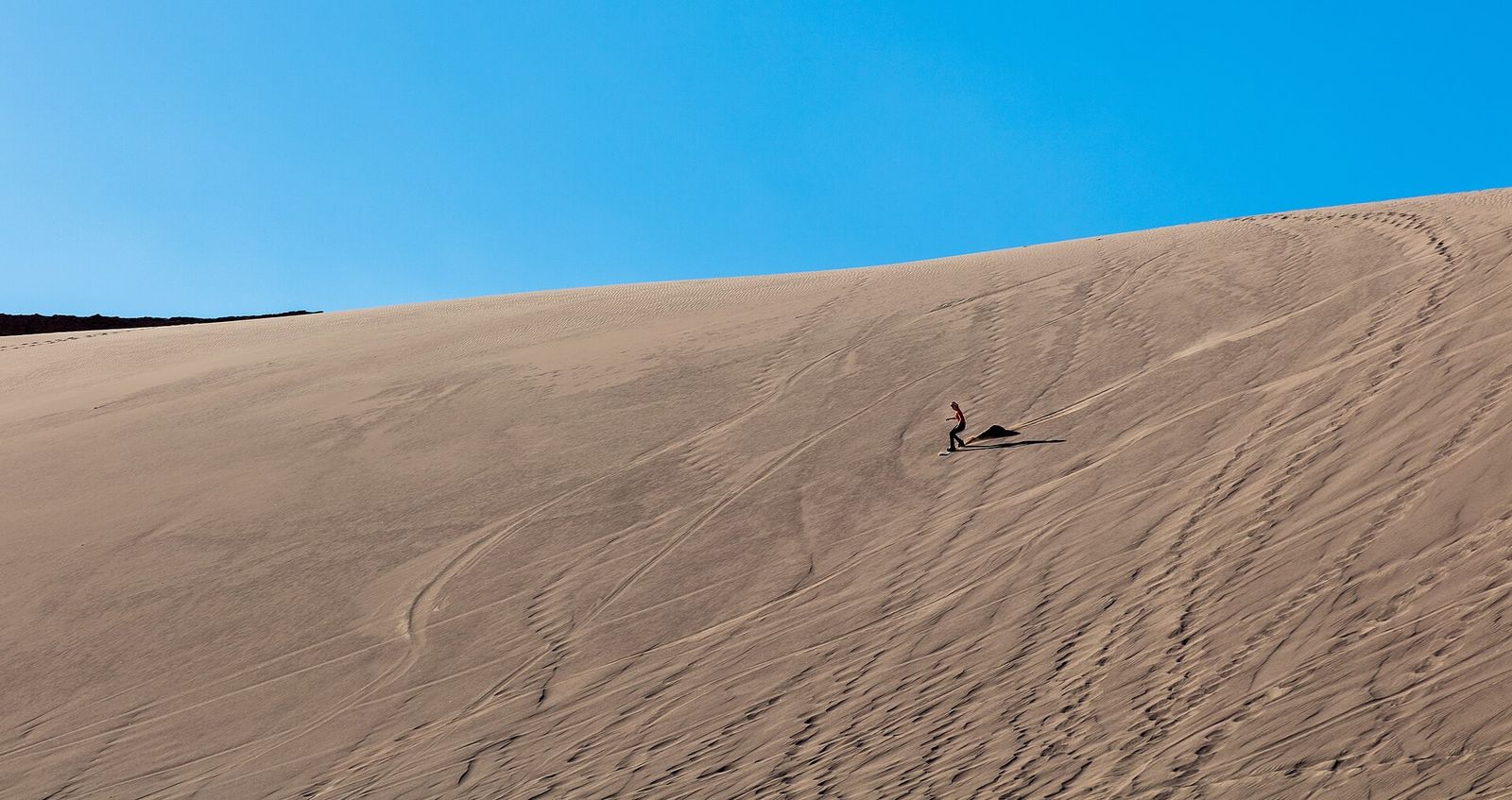 A descida de sandboard na grande duna
