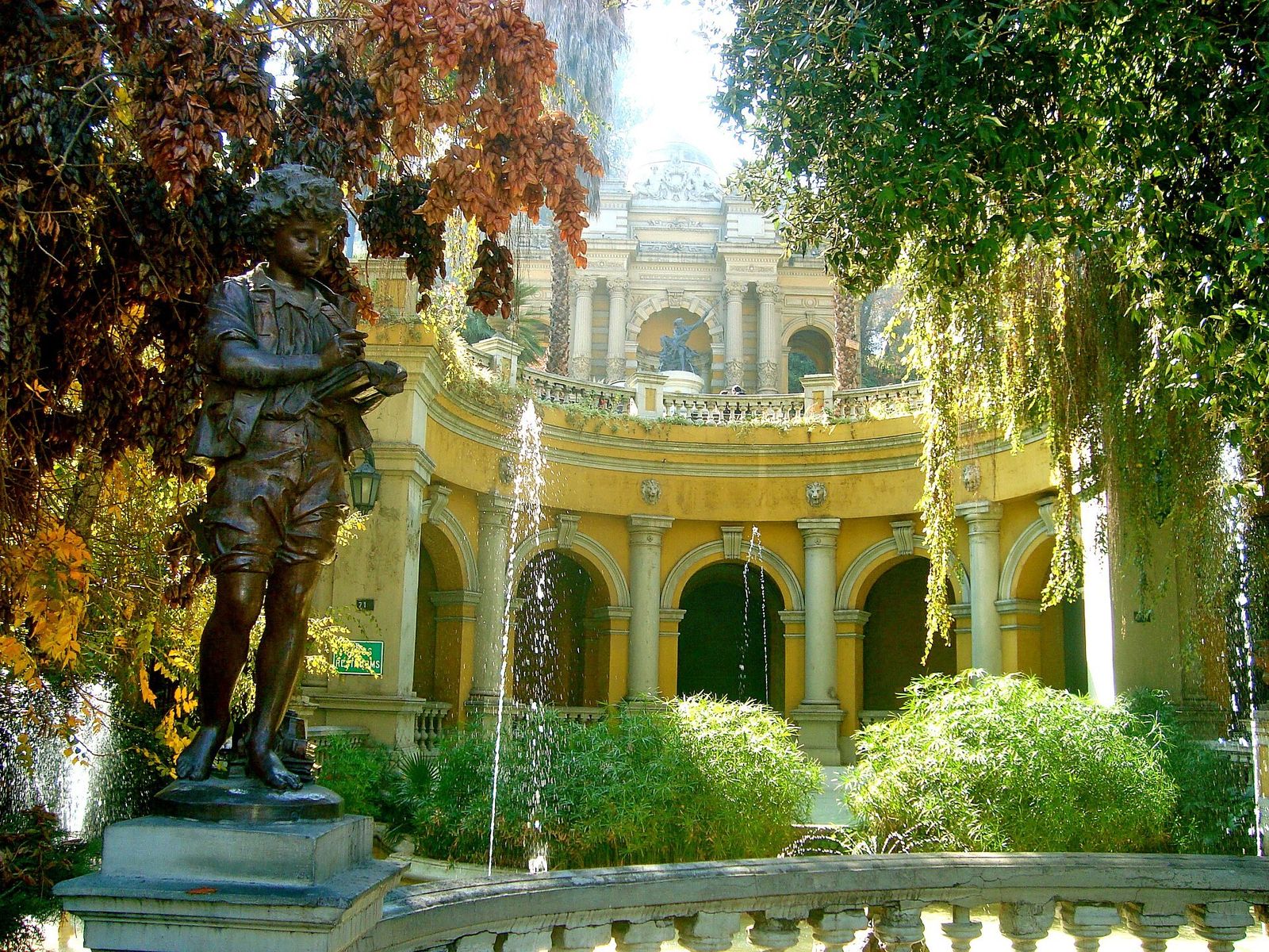 A fonte do Cerro Santa Lucía entre árvores