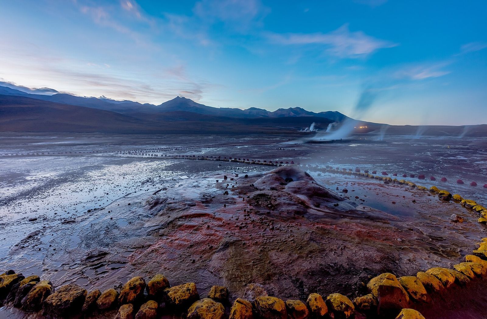 O campo de gêiseres do Tatio ao amanhecer