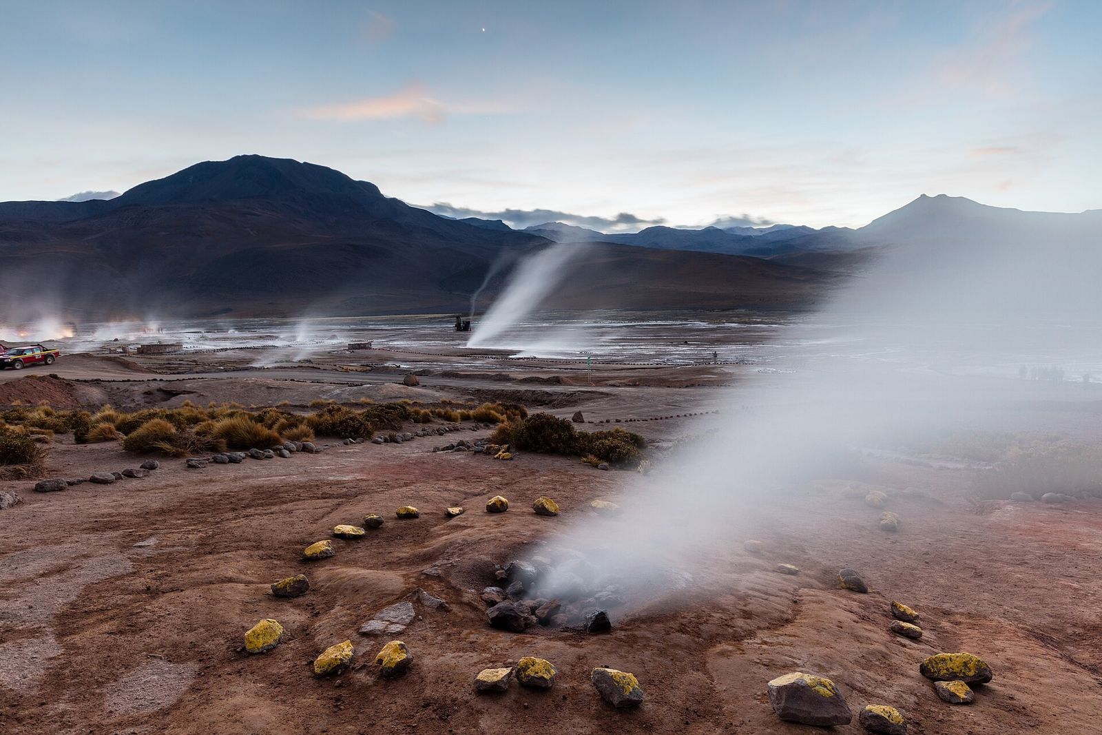 Coluna de vapor de um gêiser do Tatio