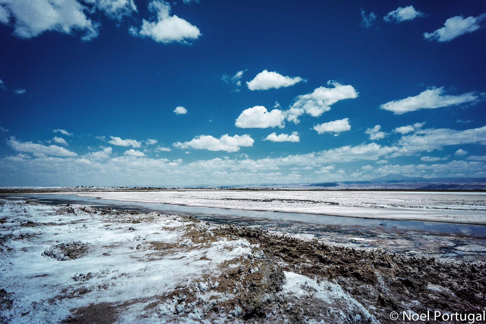 Sal e água na Laguna Tebinquiche sob o céu azul