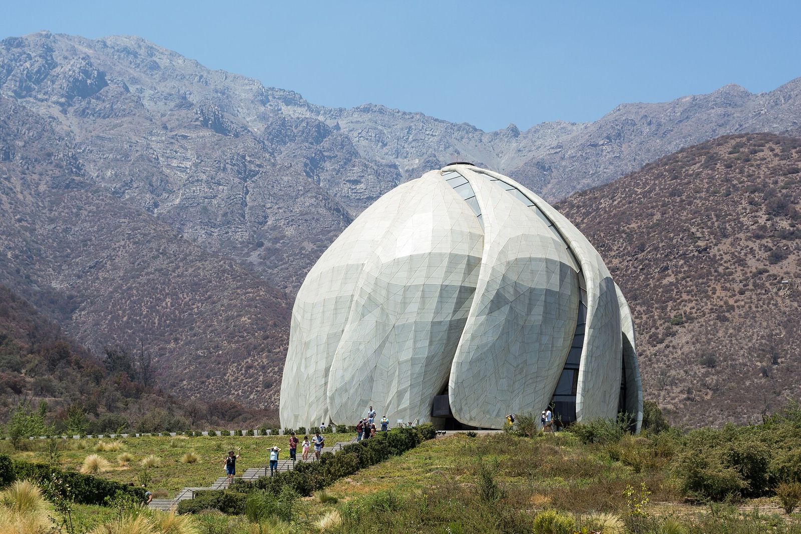 O Templo Bahá'í de Santiago na encosta da cordilheira