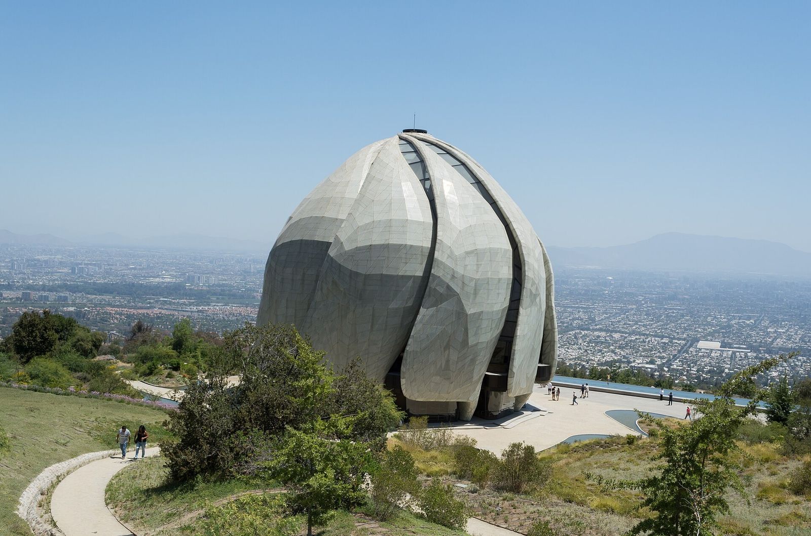 O Templo Bahá'í com a cidade de Santiago ao fundo