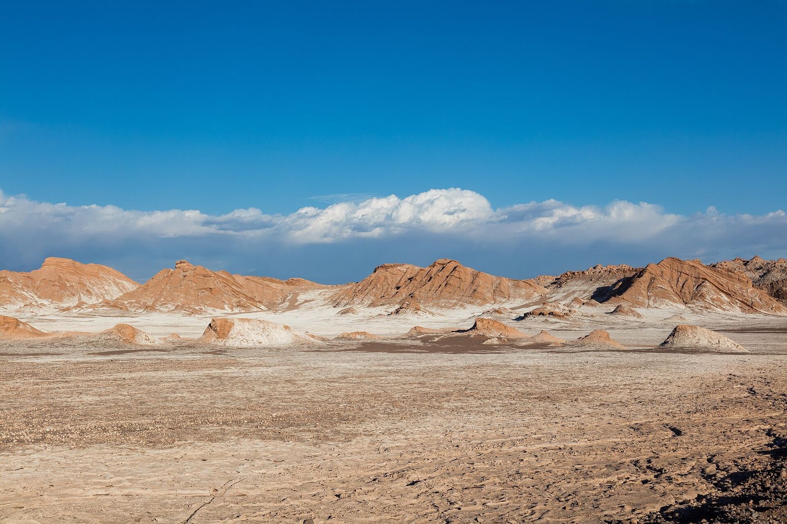 O Valle de la Luna com as formações de sal e o céu azul