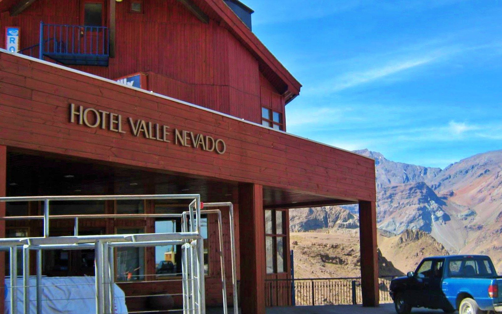 A entrada do Hotel Valle Nevado num dia de verão, com as montanhas sem neve