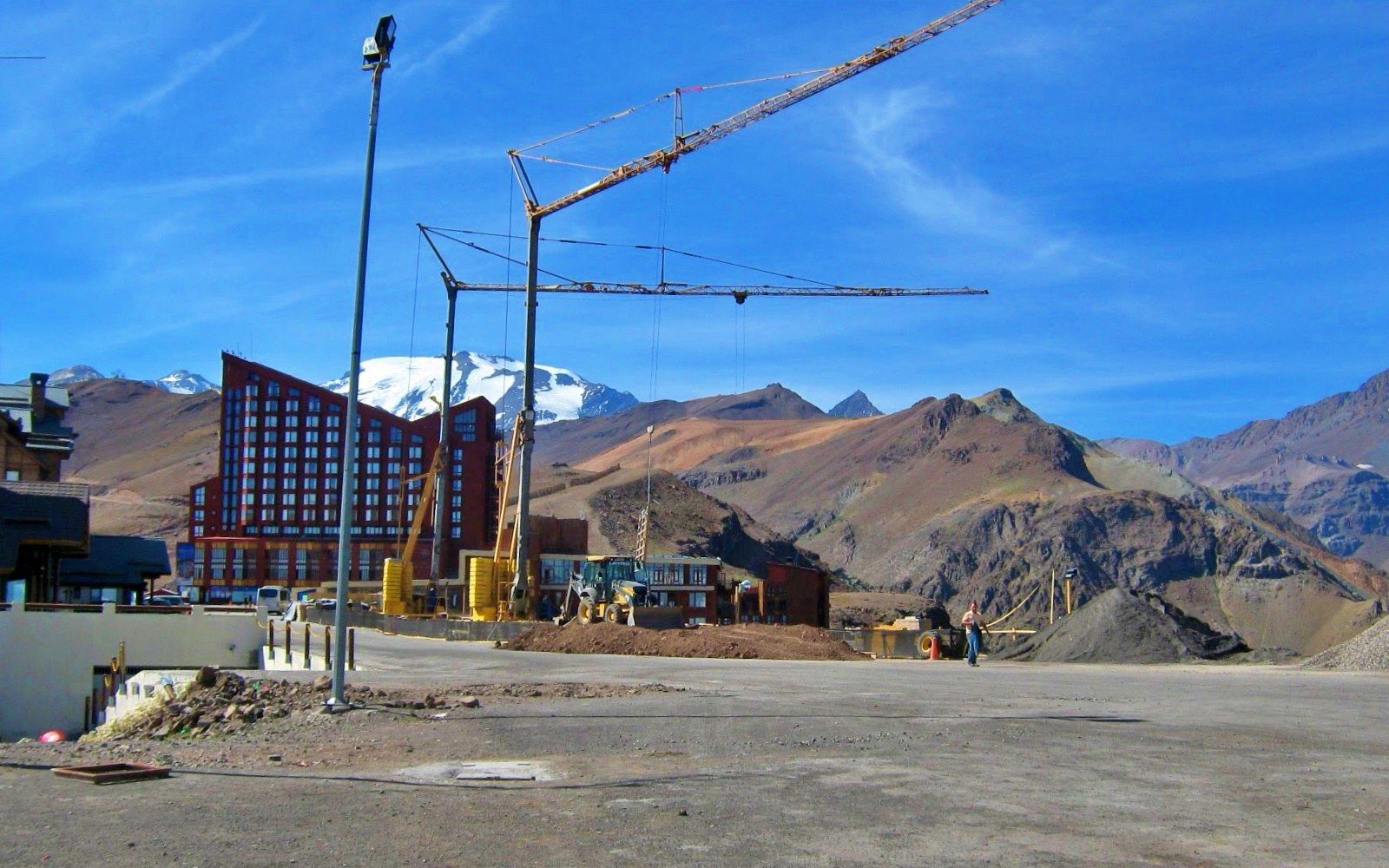 O Valle Nevado no verão, com as montanhas secas e o céu azul