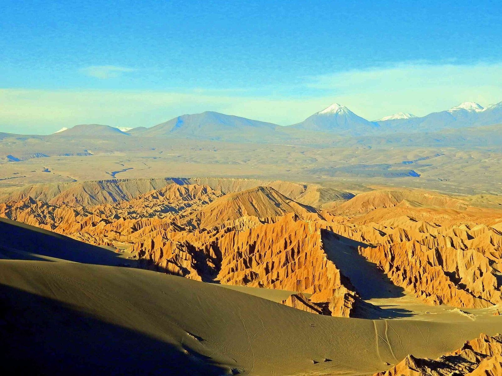 O Valle de la Muerte, com dunas e a cordilheira ao fundo