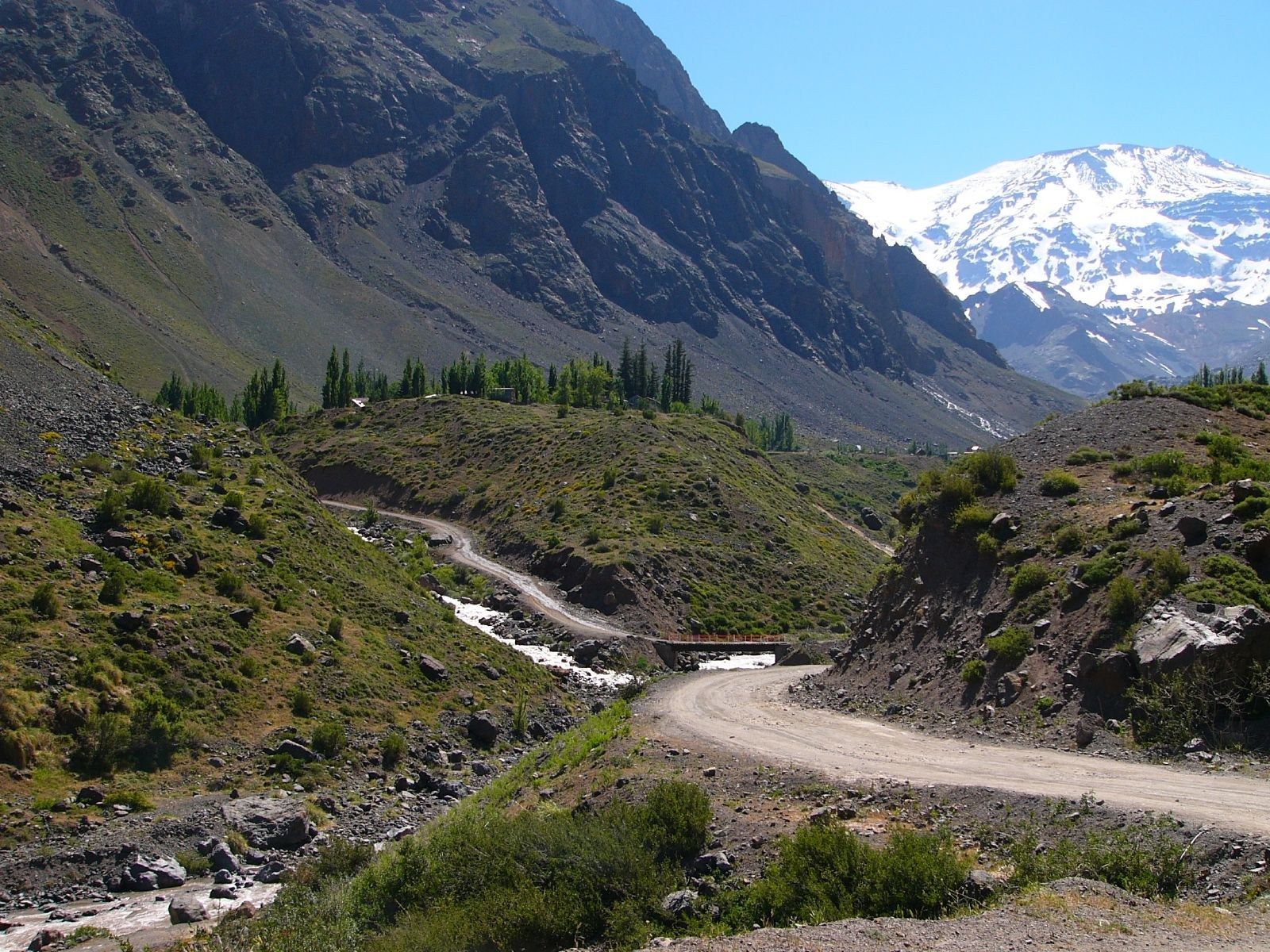 A estrada de terra no Cajón del Maipo com o vulcão San José ao fundo